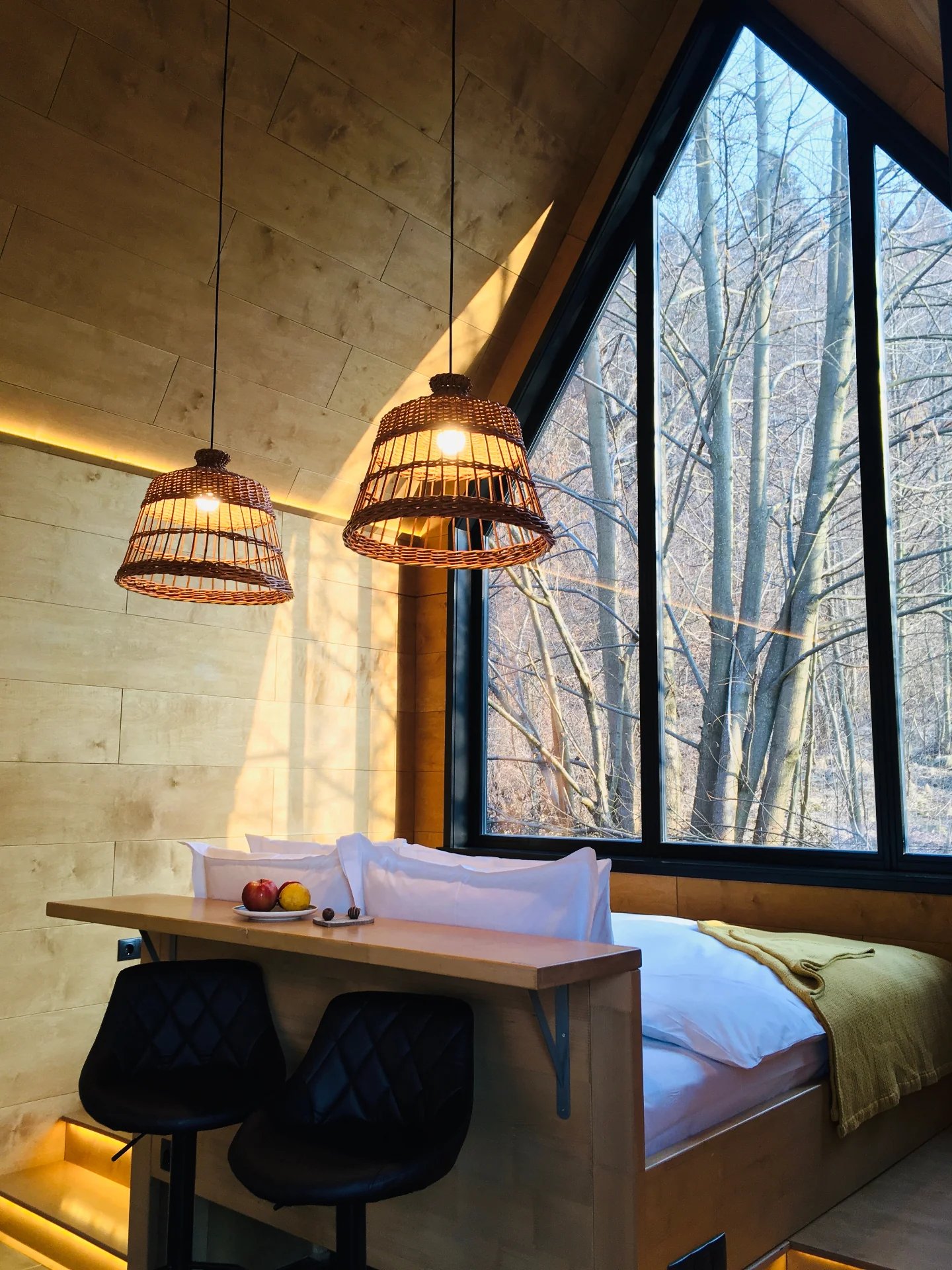 Interior bungalou cu lumină caldă