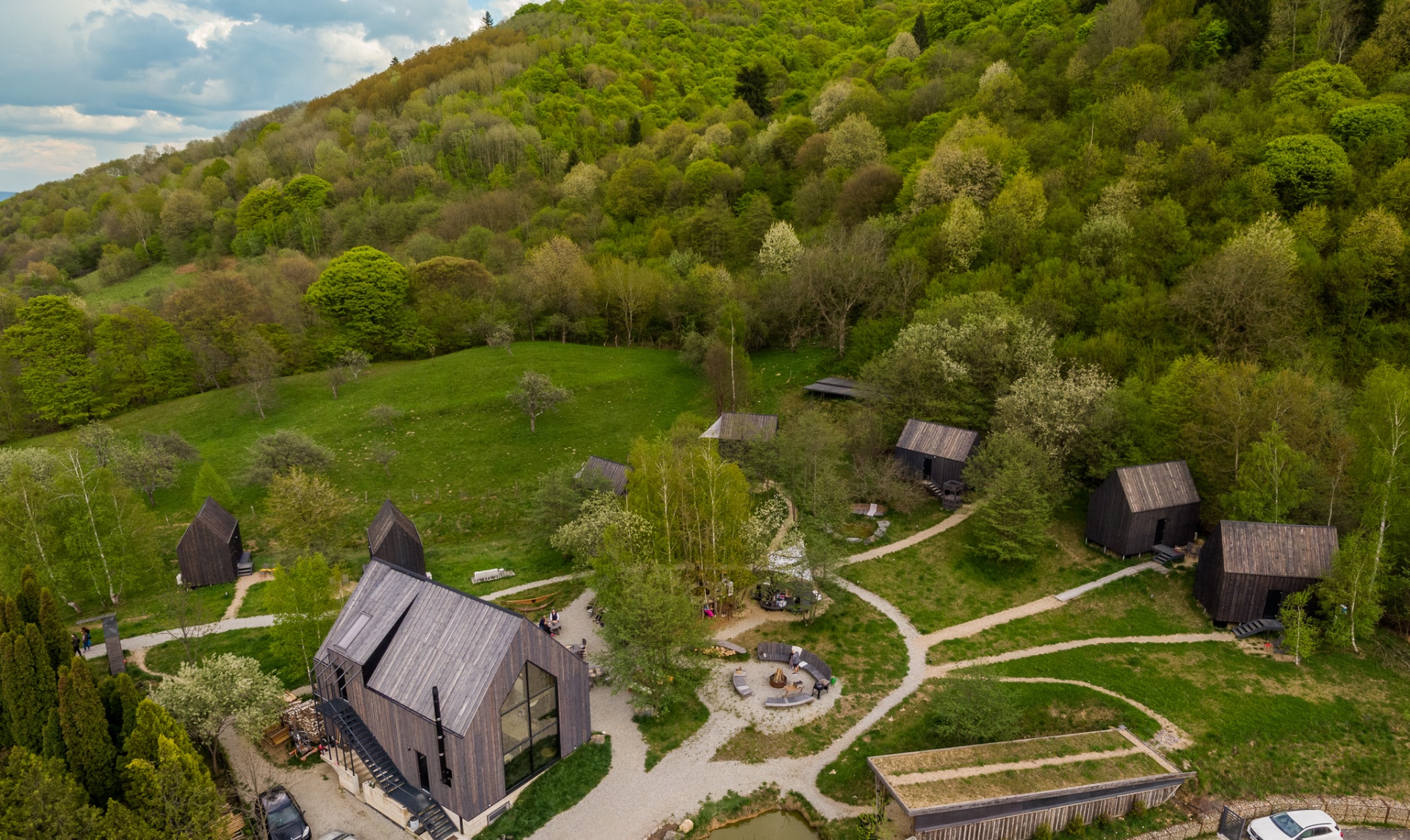 Vedere aeriană peste satul Portal Village din Mărginimea Sibiului
